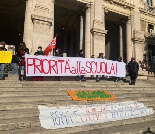 Scuola, il 7 gennaio si ritorna in classe? Perplessità dei docenti Scuola