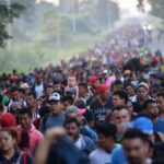 Migranti, processione in viaggio verso il sogno americano migranti