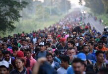 Migranti, processione in viaggio verso il sogno americano migranti