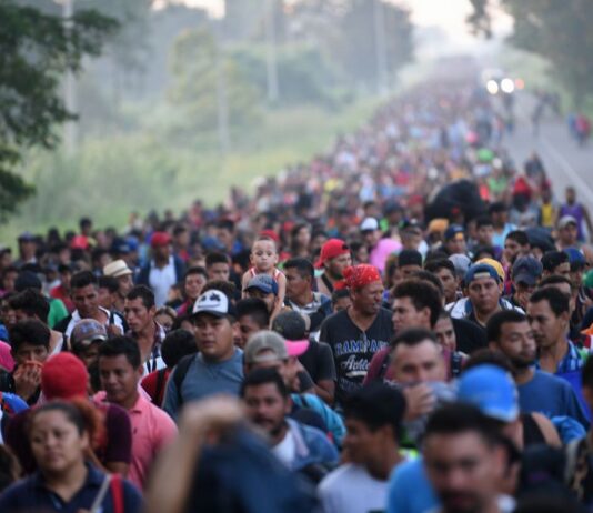 Migranti, processione in viaggio verso il sogno americano migranti