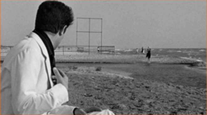 fellini-guarda-il-mare-132246.660x368 Fellini