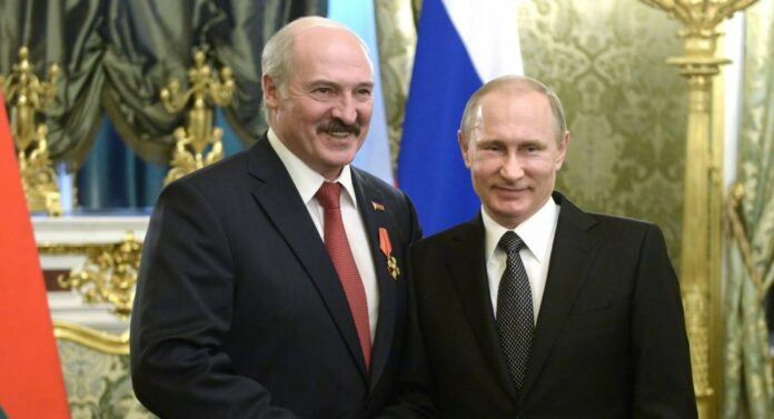 Stretta di mano Putin Lukashenko Russia e Bielorussia