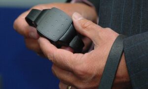 Regno Unito, braccialetto elettronico per i condannati per furto in libertà vigilata