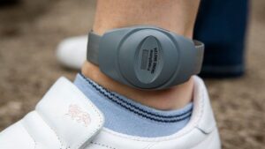 Regno Unito, braccialetto elettronico per i condannati per furto in libertà vigilata