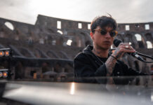 Un ragazzo, un pianoforte e la maestosità del Colosseo Colosseo