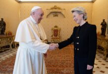 Von der Leyen da Francesco: «Garantire vaccino a tutti» Von der Leyen