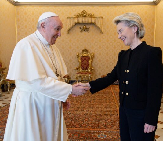 Von der Leyen da Francesco: «Garantire vaccino a tutti» Von der Leyen