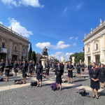 A piedi nudi al Campidoglio le hostess dell’Alitalia hostess