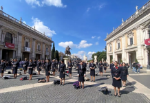 A piedi nudi al Campidoglio le hostess dell’Alitalia hostess