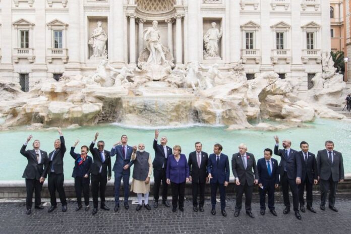 G20-Italy-Rome-leaders-toss-coins-in-trevi-fountain Mario Draghi