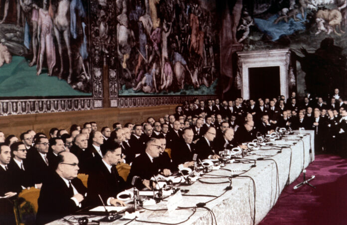 Firma_dei_trattati_di_Roma_(1957) Trattati di Roma