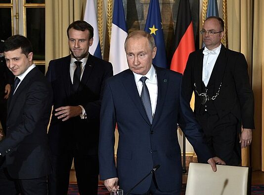 Così l’attacco di Putin all’Ucraina ha salvato la poltrona di Zelensky Zelensky