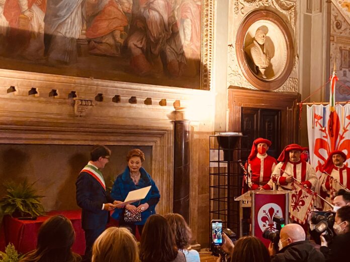 il sindaco Nardella con Maria Manetti Shrem durante la cerimonia Maria Manetti Shrem