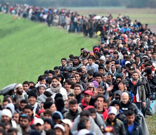 Migliaia di profughi scappano dalla guerra in Europa Profughi