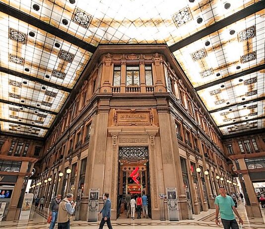Chiude la libreria Feltrinelli alla Galleria Alberto Sordi Feltrinelli