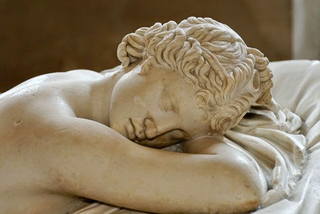 scultura donna che dorme Sonno