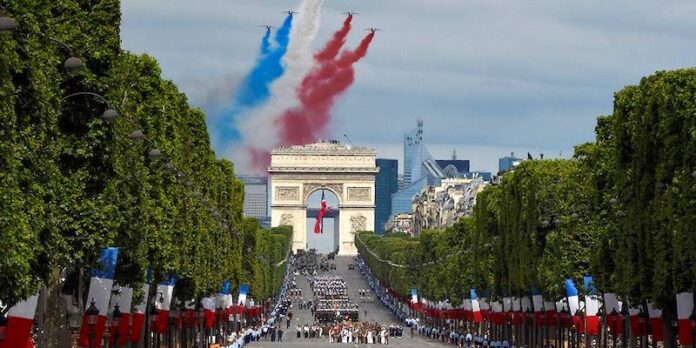 xbastille-day-parade-champs-elysees-jet-streams-unk-800-2x1.jpg.pagespeed.ic.jdQcHNAW10-2 presa della Bastiglia