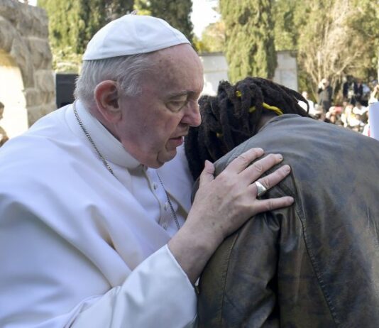 Migranti, Papa Francesco: «L’Europa non lasci da sola l’Italia» Migranti