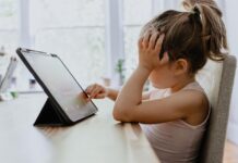 Bambini con disturbi del sonno, troppi video post Covid disturbi del sonno