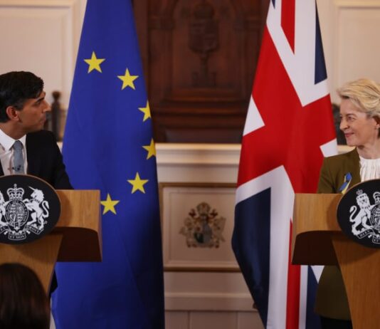 Accordo di Windsor, UK e Ue trovano l’intesa per il confine irlandese Accordo Windsor UK-Ue