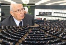 Un minuto per Napolitano apre la plenaria Ue Napolitano