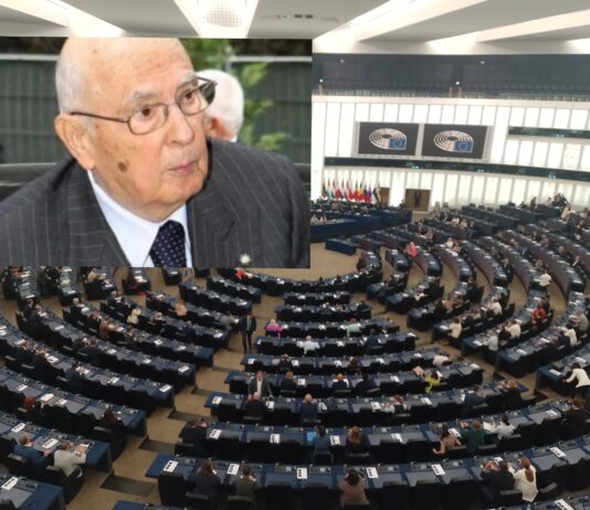 Un minuto per Napolitano apre la plenaria Ue Napolitano