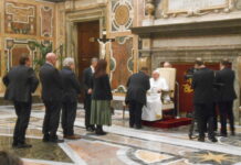 Papa ai giornalisti: «Siete una comunità unita da una missione» Papa