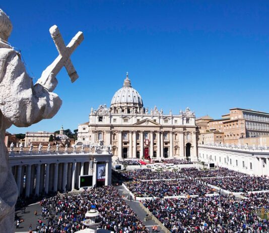 Papa Francesco: «La pace non si costruisce mai con le armi» Papa