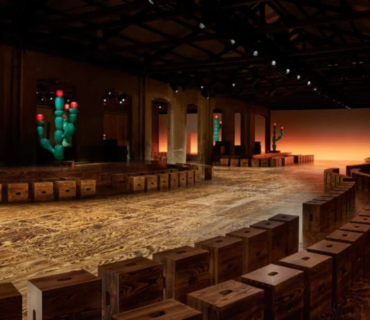 Il Tabouret Cabanon nel set di Bottega Veneta Set design con sedute Tabouret Cabanon realizzate da Cassina per Bottega Veneta