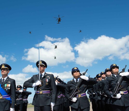 Giuramento congiunto allievi marescialli Aeronautica Militare ed Esercito Difesa: Gli allievi del 26º corso marescialli di Aeronautica Militare ed Esercito giurano fedeltà alla Repubblica