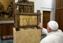 La Cattedra lignea di San Pietro esposta in Basilica vaticana Cattedra