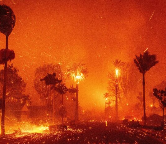 Incendi a Los Angeles, i venti calano ma resta allerta rossa Incendi a Los Angeles