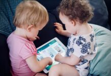 Bambini e tecnologia, danni già dai primi giorni Bambini
