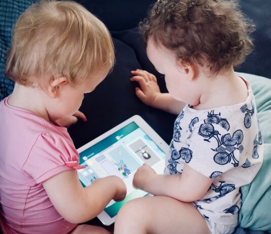 Bambini e tecnologia, danni già dai primi giorni Bambini