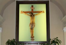 Il volto del Cristo sofferente Crocifisso