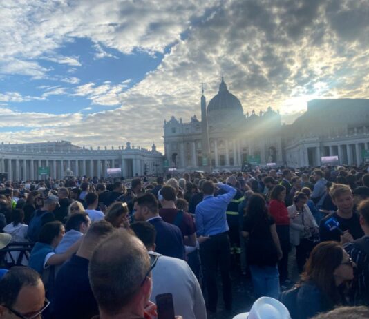 Piazza San Pietro in attesa: il Mondo guarda al nuovo Papa Piazza San Pietro