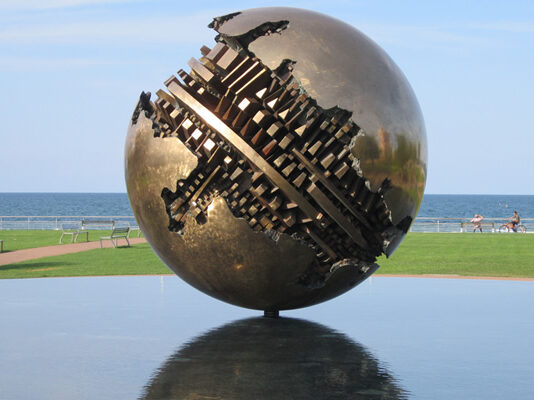 Arnaldo Pomodoro, un gigante della scultura Arnaldo Pomodoro