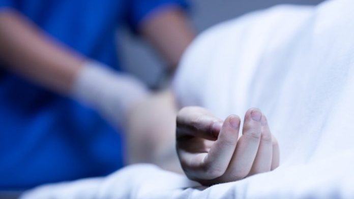 Tarquinia, uomo dichiarato morto si risveglia in ambulanza: “Dov’è mia figlia?”