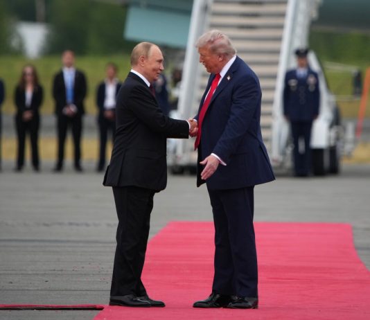 Trump media tra Mosca e Kiev: verso un accordo di pace Trump Putin