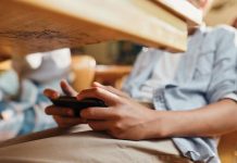 Si ritorna a scuola ma senza smartphone