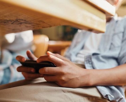Si ritorna a scuola ma senza smartphone