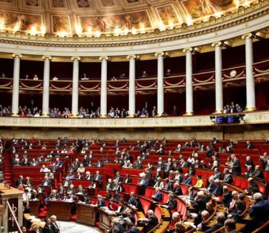 Francia, legge di bilancio fa esplodere lo scontro politico Francia caduta del Governo