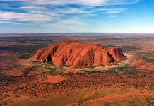 Re Carlo III celebra Uluru: storica cerimonia a Londra Re Carlo III Uluru