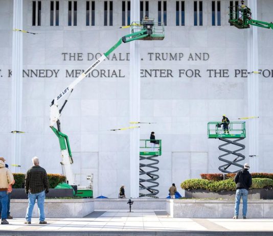 L’ossessione di Trump di marchiare la storia col proprio nome Trump nome storia