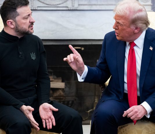 Trump attacca l’Europa e Zelensky: tensione alle stelle Trump attacca Europa Zelensky