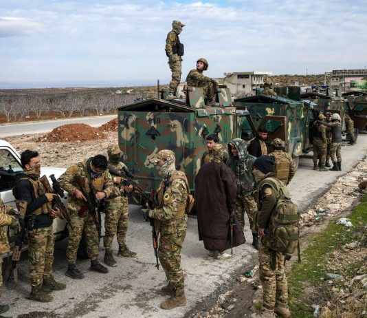 Curdi siriani in fuga: cosa succede ora nel nord-est della Siria Curdi siriani