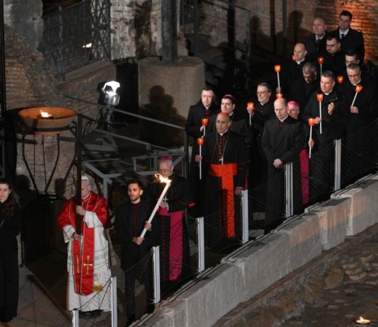 Papa Leone XIV e la Via Crucis al Colosseo 2026 Papa Leone Via Crucis