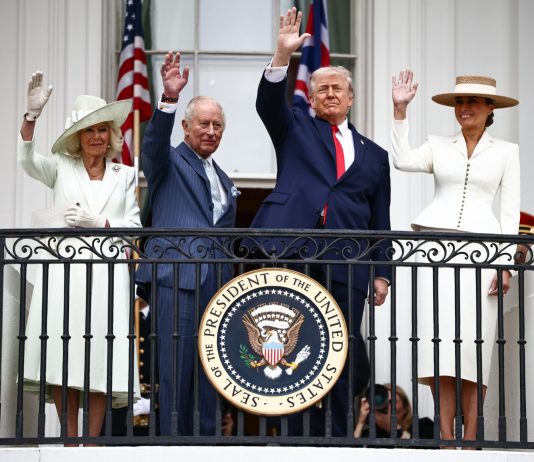 Re Carlo III, lezione di stile a Trump al Congresso Re Carlo III Trump