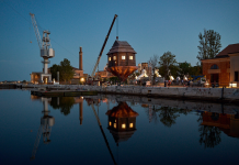 Nabatele: una scultura fluttuante nel cielo di Venezia Nabatele