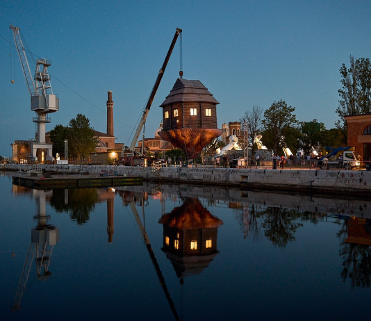 Nabatele: una scultura fluttuante nel cielo di Venezia Nabatele
